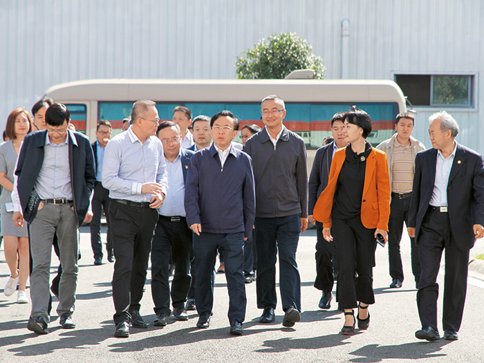  2018年成都市委常委、常務(wù)副市長(zhǎng)謝瑞武帶隊(duì)蒞臨新筑股份，實(shí)地調(diào)研內(nèi)嵌式中低速磁浮系統(tǒng)